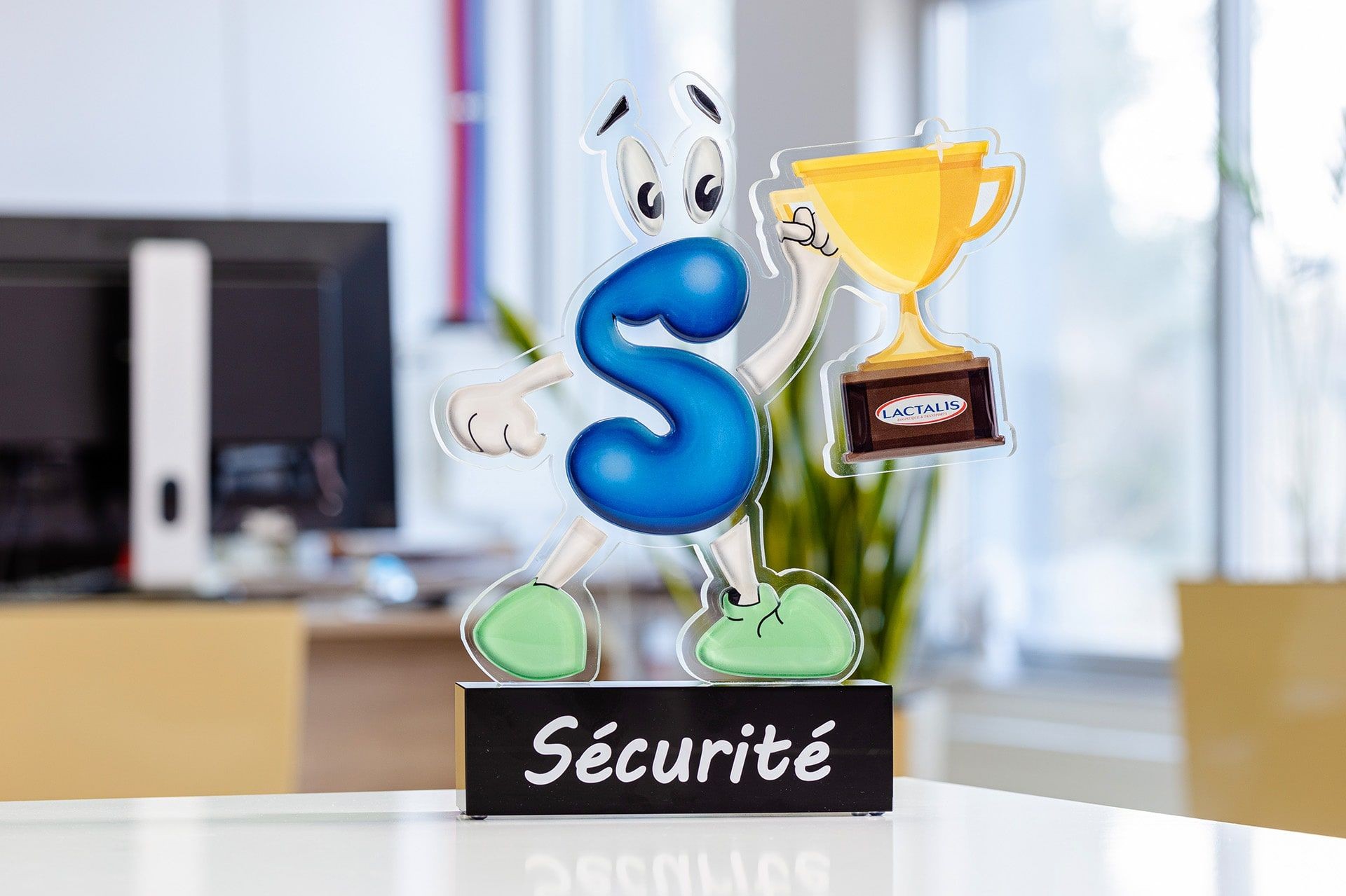 statuetka szkło lactalis securite glasso